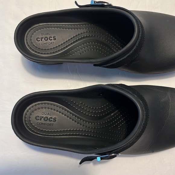 Crocs Sarah Black Platform Slip-On Clogs, Size 10 - Picture 8 of 15